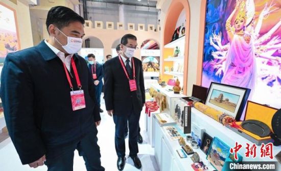 圖為甘肅省副省長孫雪濤(左)與甘肅省文化和旅游廳廳長陳衛(wèi)中(右)一同參觀“甘肅館”?！「拭C省文化和旅游廳供圖