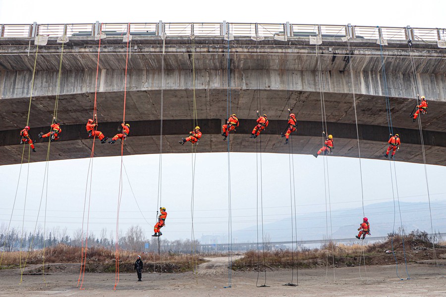 硬核！甘肅天水森林消防員百米高空練技能