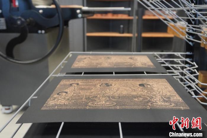 圖為徐晉林工作室制作的雕版敦煌壁畫印刷成品展示。　九美旦增 　攝