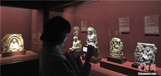 2018年8月，《平山郁夫的絲路世界——平山郁夫絲綢之路美術(shù)館文物展》在甘肅敦煌莫高窟開展。中新社記者 楊艷敏 攝