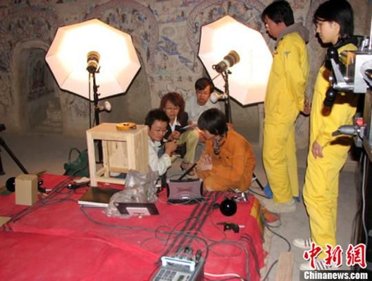 敦煌研究院與日本東京文化財研究所合作進行第285窟多光譜無損調(diào)查工作現(xiàn)場。中新社發(fā) 婁婕 供圖