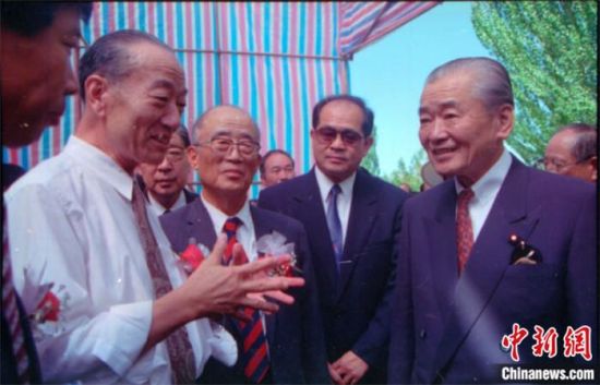 1994年8月，時任日本首相竹下登(右一)與時任敦煌研究院院長段文杰在莫高窟親切交談。中新社發(fā) 婁婕 供圖