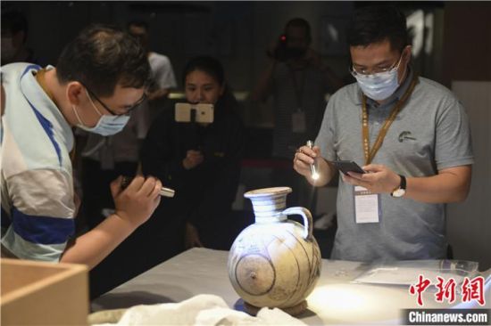 2020年6月，在長沙博物館舉行“從地中海到中國：絲路寶藏——平山郁夫絲綢之路美術(shù)館藏文物展”前，專家開箱鑒定文物。中新社記者 楊華峰 攝