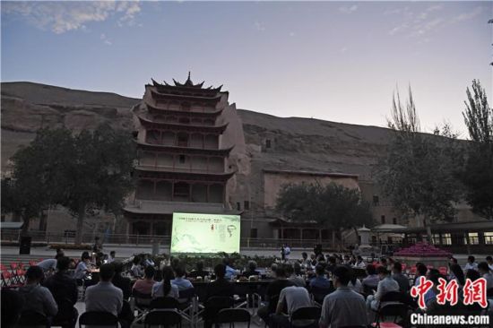 2018年8月，在敦煌莫高窟標志性建筑“九層樓”前，《回顧平山郁夫先生的貢獻》座談會舉行。來自中日兩國的專家、學(xué)者共同懷念這位情系敦煌數(shù)十載的繪畫巨匠、中日友好的文化使者、世界文化遺產(chǎn)的守護者。中新社記者 楊艷敏 攝