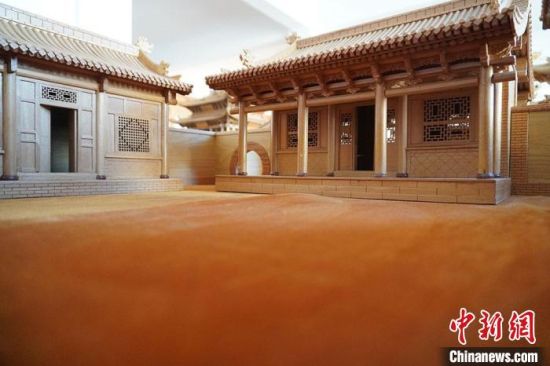 圖為微縮建筑蘭州四合院內(nèi)部結(jié)構(gòu)?！【琶赖┰?　攝