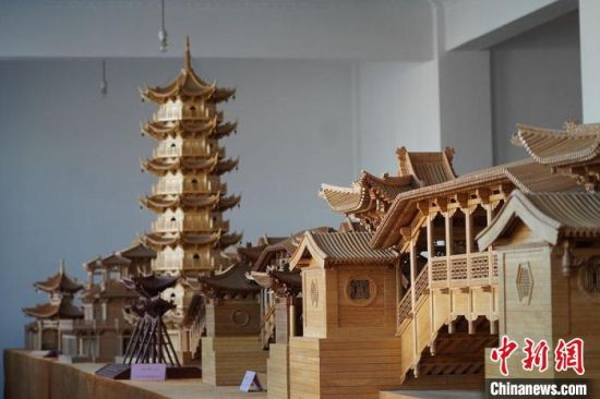 圖為古建筑模型制作技藝傳習(xí)所展廳內(nèi)的微縮古建筑作品?！【琶赖┰?　攝