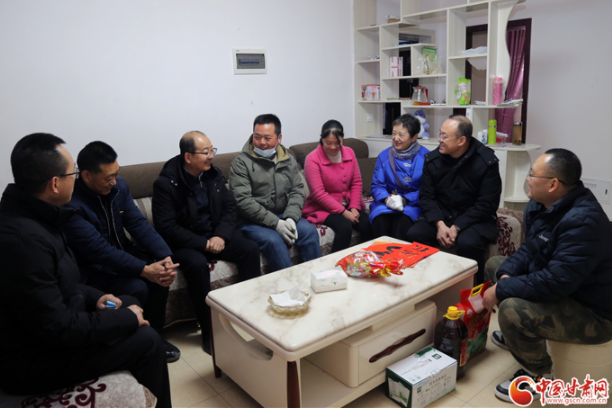 甘肅省委網(wǎng)信辦到文縣定點(diǎn)幫扶村開(kāi)展送溫暖走訪(fǎng)慰問(wèn)活動(dòng)