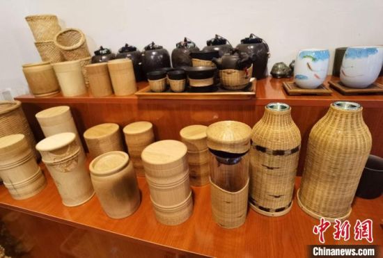 圖為展陳的一件件精致可愛(ài)的竹編農(nóng)具工藝品?！●T志軍 攝
