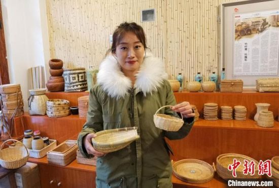 40多種精小玲瓏、純手工制作的新型盛食容器、居家工藝品等，每一件都令人愛(ài)不釋手。　馮志軍 攝