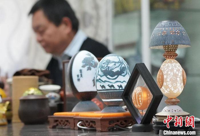 圖為吳義澤完成的蛋雕作品?！【琶赖ぴ?攝