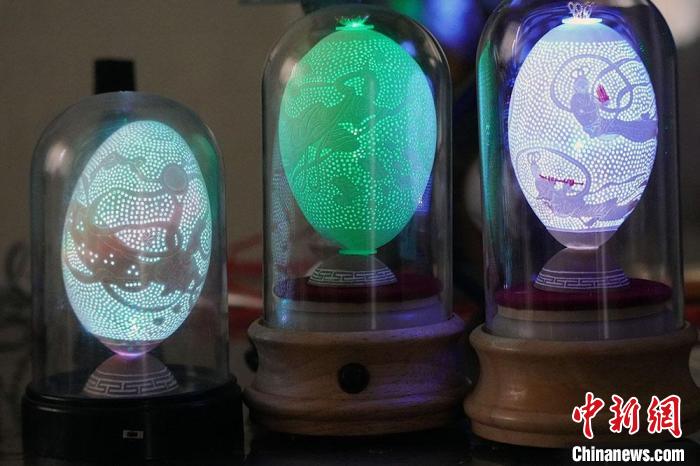 圖為以敦煌飛天為元素的蛋雕作品?！【琶赖ぴ?攝