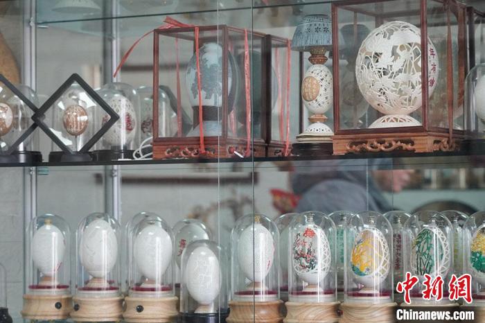 圖為吳義澤收藏柜內(nèi)的蛋雕作品?！【琶赖ぴ?攝