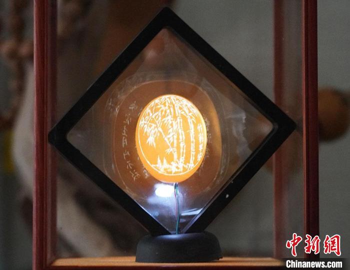 圖為吳義澤新包裝給蛋雕呈現(xiàn)立體感?！【琶赖ぴ?攝