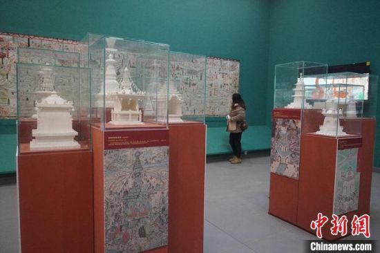 圖為觀眾欣賞數(shù)字復(fù)制壁畫?！【琶赖┰?攝