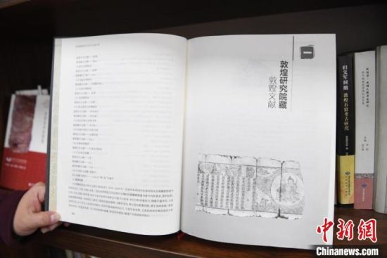 《甘肅藏敦煌遺書(shū)研究文獻(xiàn)引得》編纂耗時(shí)8年，收錄研究文獻(xiàn)數(shù)據(jù)總計(jì)17000條，時(shí)間跨越110年。　楊艷敏 攝