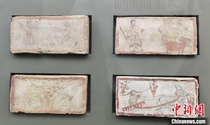 圖為嘉峪關(guān)長(zhǎng)城博物館館藏文物魏晉墓彩繪畫(huà)像磚中豐富多彩的古代農(nóng)牧業(yè)生產(chǎn)活動(dòng)。(資料圖) 丁思 攝