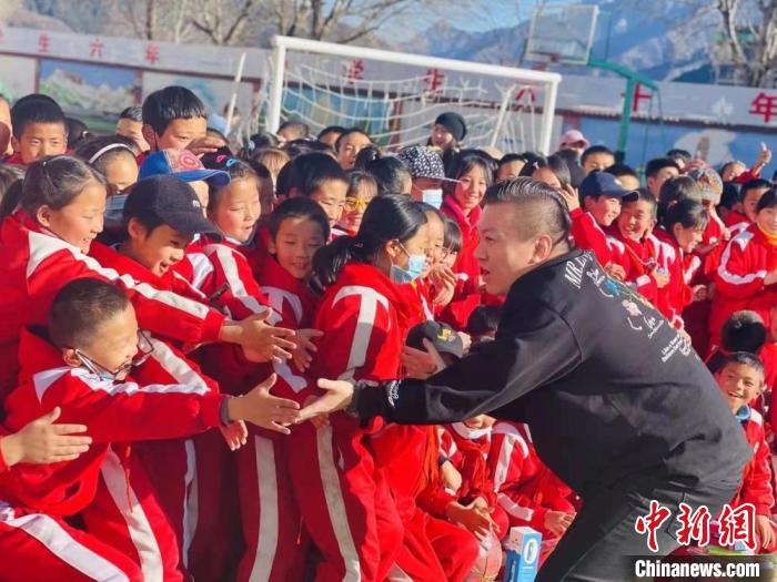 1月初，第五屆“街舞進藏鄉(xiāng)”公益助學(xué)活動在甘肅甘南結(jié)束，旨在讓藏族學(xué)子感受到街舞魅力。　陳善雄 攝