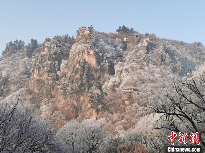 圖為崆峒山霧凇景色?！⌒煺袢A 攝