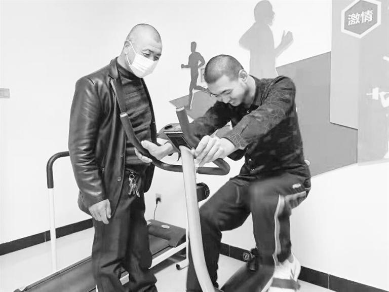 父愛如山！張掖高臺殘疾父親悉心照顧殘疾兒子20余年