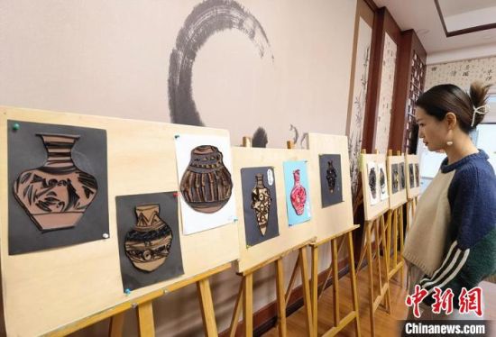 圖為學(xué)生用衍紙材料制作的彩陶紋飾?！⒂裉?攝