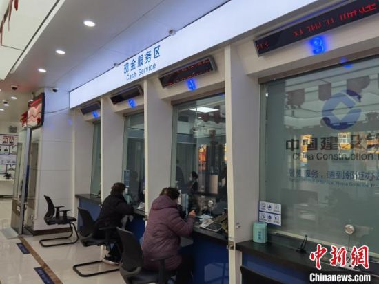 圖為蘭州市民在銀行兌換新鈔。　徐雪 攝