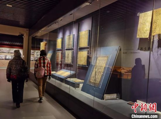 圖為蘭州市民參觀博物館展品。　徐雪 攝