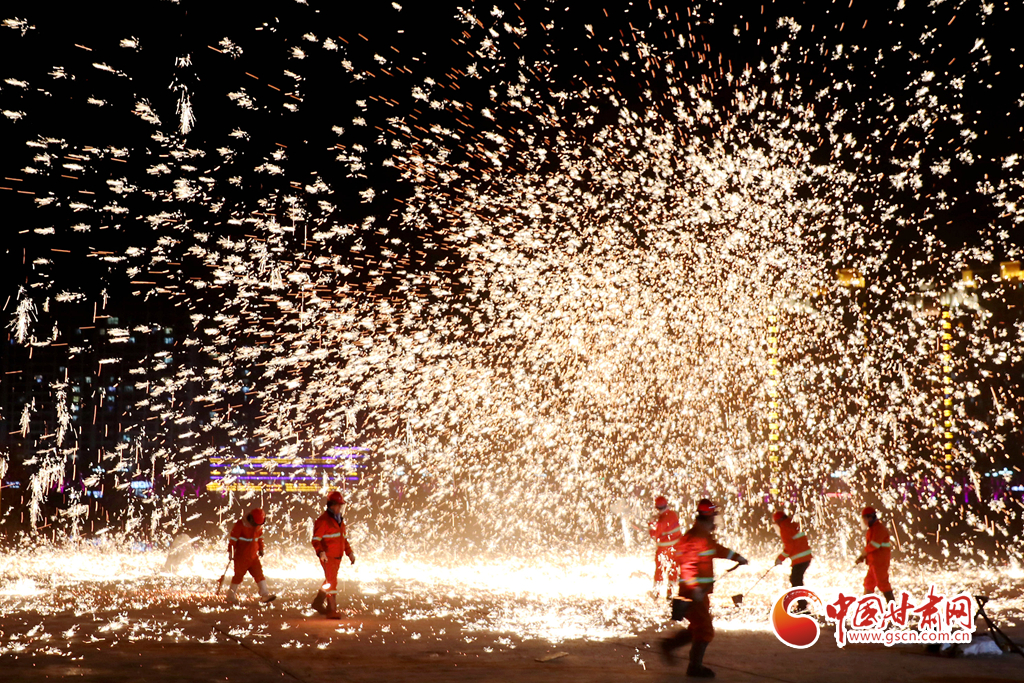 【隴拍客】炫彩奪目！非遺絕技永靖王氏“打鐵花”綻放夜空引關(guān)注