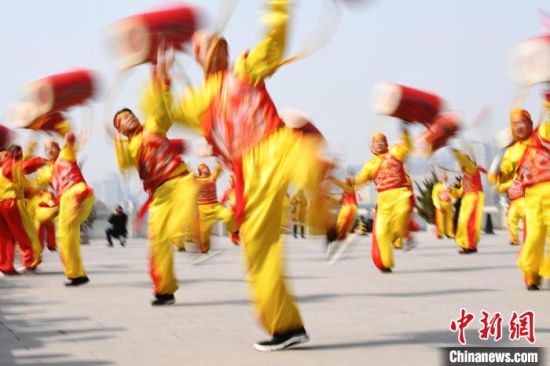 2019年2月19日，演員在黃河岸邊的蘭州水車博覽園內(nèi)進行太平鼓表演，歡慶元宵佳節(jié)。(資料圖) 　楊艷敏 攝