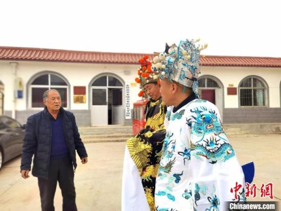 圖為69歲的“苦水高高蹺”國家級傳承人巨海全(左一)，叮囑徒弟們高高蹺練習技巧要領(lǐng)?！￠Z姣 攝