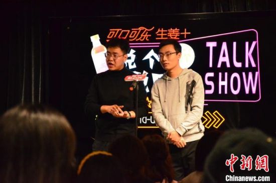 圖為脫口秀演員搭檔表演。　楊娜 攝