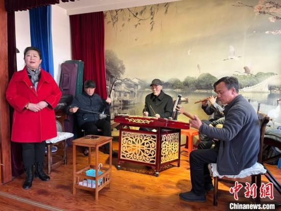 圖為蘭州鼓子表演者王常玉登臺(tái)演唱，她是這項(xiàng)入列國(guó)家級(jí)非物質(zhì)文化遺產(chǎn)的曲藝表演者中，為數(shù)不多的女演員。　張煜曼 攝