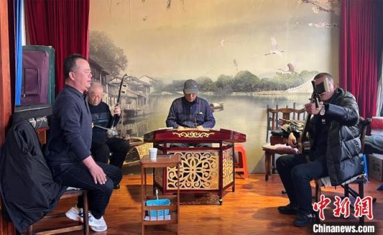 圖為蘭州鼓子愛(ài)好者在傳習(xí)所內(nèi)互相搭檔上臺(tái)演出。　張煜曼 攝