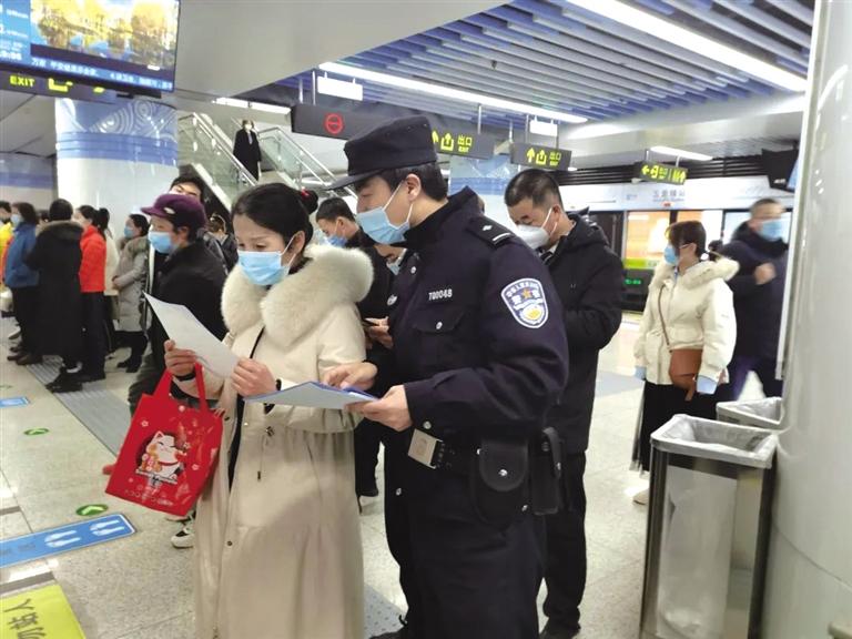 講解詐騙套路 普及“斷卡”常識(shí) 蘭州城關(guān)公安分局、交通治安分局聯(lián)合反詐宣傳進(jìn)地鐵