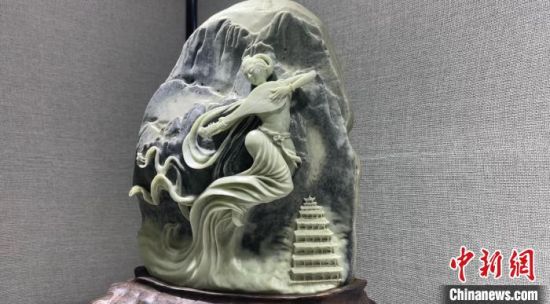 圖為李學(xué)平的玉雕作品?！「攥?攝