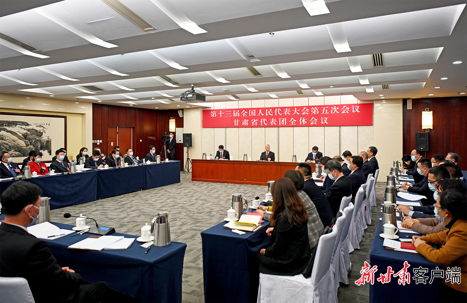 甘肅代表團(tuán)舉行全體會(huì)議，尹弘主持并講話