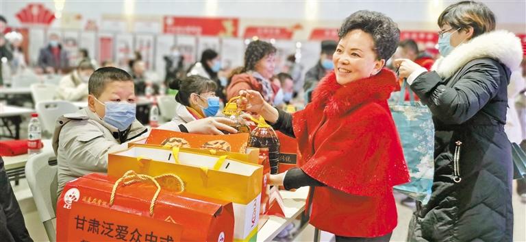 身殘志堅(jiān)的郭淑芳與愛同行37年 點(diǎn)一盞燈，照亮別人也照亮自己