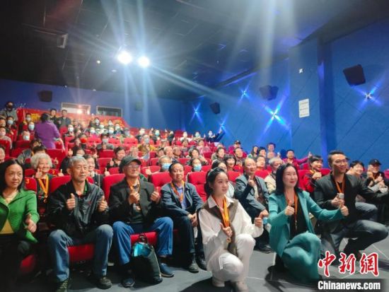 《浴血誓言》主創(chuàng)團(tuán)隊(duì)與到場的紅軍后代合影。　陳選斌 攝