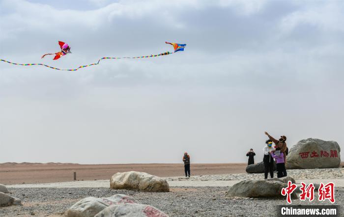 圖為市民正在陽關(guān)景區(qū)放風(fēng)箏?！⊥醣筱y 攝