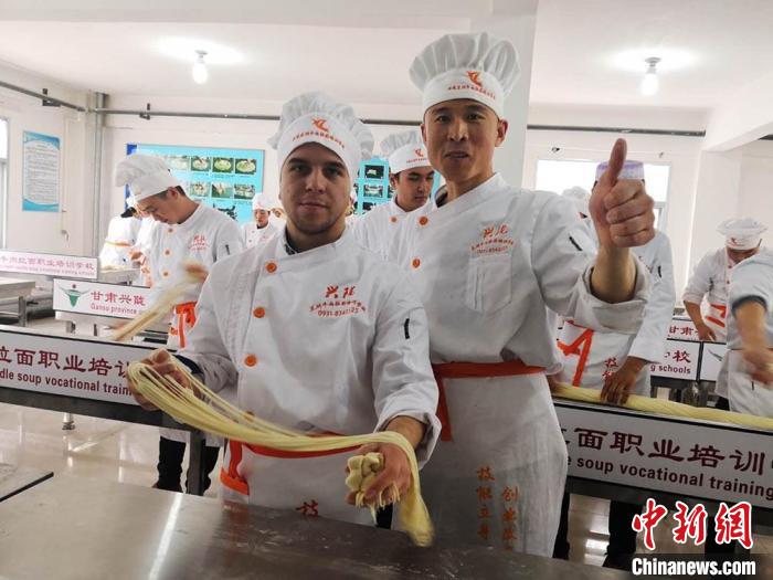 圖為外國留學(xué)生學(xué)習(xí)牛肉面的制作。(資料圖) 史靜靜 攝