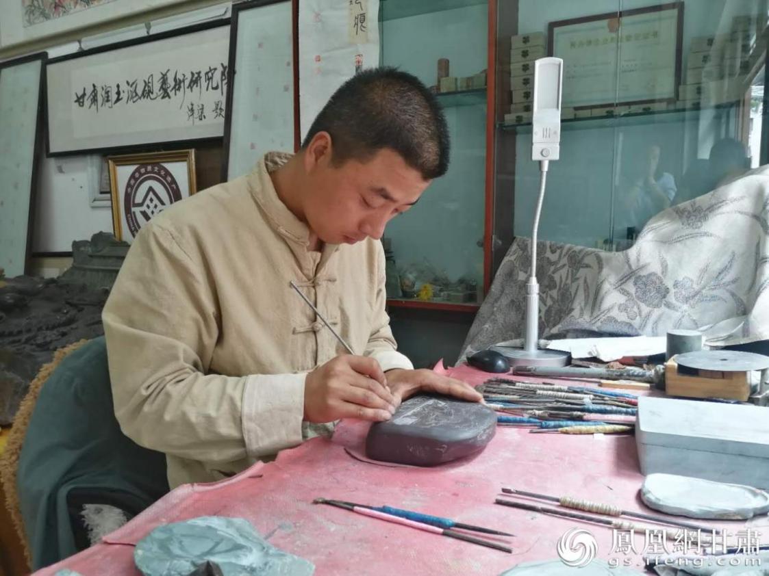 洮硯制作技藝第六代傳人、國家藝術(shù)基金資助青年藝術(shù)家、正高級(jí)洮硯雕刻藝術(shù)師李江平十年如一日專注于洮硯制作 圖源自網(wǎng)絡(luò)