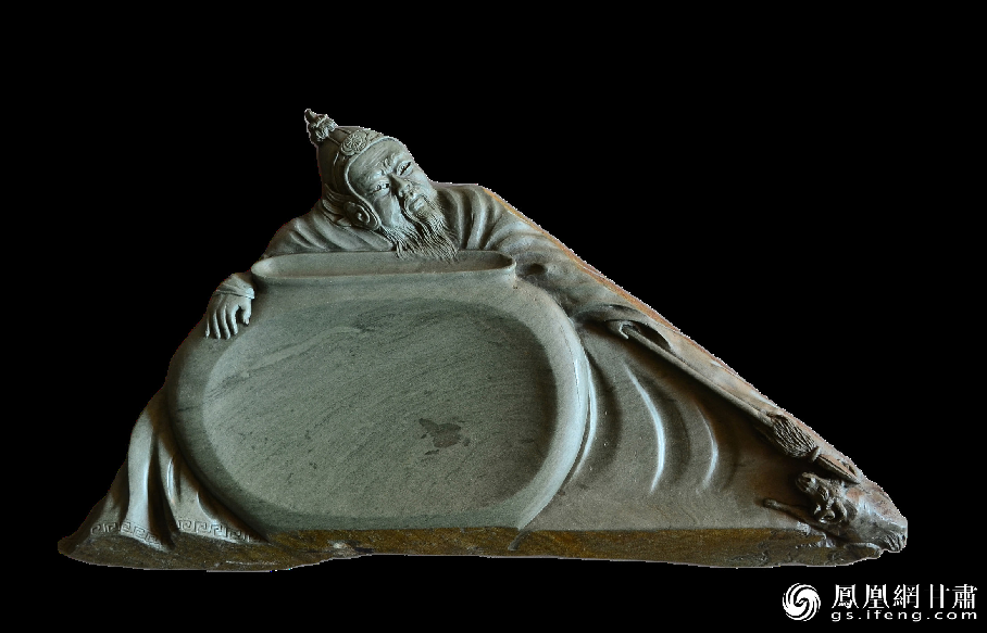 《醉臥沙場(chǎng)君莫笑》硯使王翰《涼州詞》中“醉臥沙場(chǎng)君莫笑，古來征戰(zhàn)幾人回？”的意境躍然硯臺(tái)之上。資料圖