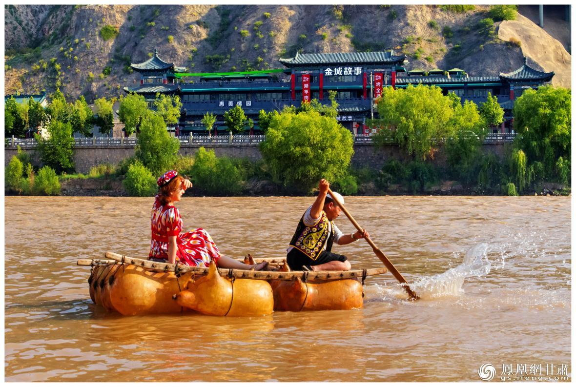 筏子客揮動著劈波斬浪的船槳，槳聲中混搭著風聲、水聲和男女對歌的花兒聲。蘭州市文旅局供圖