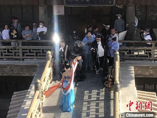 圖為5月以來，“奧大?！敝辈ガF(xiàn)場引游客圍觀。　敦煌市委宣傳部供圖