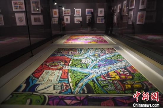 市民參觀少兒美術(shù)展覽。