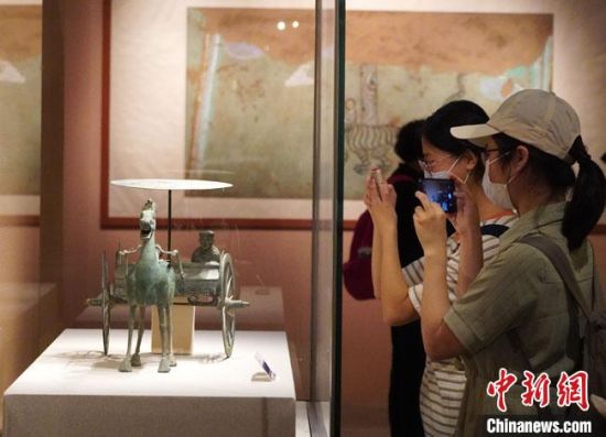 圖為參觀者參觀“大道攸歸：五涼文化展”展陳文物?！【琶赖┰?攝