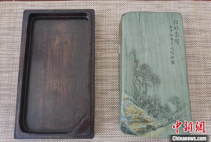 圖為甘肅甘南州洮硯藝人為提升洮硯文化內(nèi)涵，制作“一盒一拓”成品展示。(資料圖) 張婧 攝