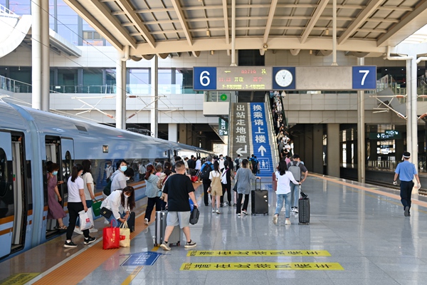 暑運(yùn)大幕開啟。蘭州鐵路局供圖