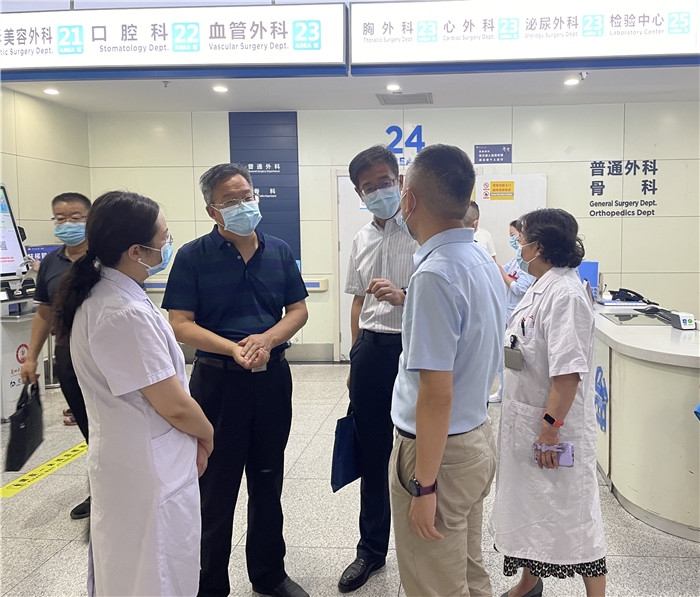 7月12日，甘肅省紀(jì)委監(jiān)委派駐省衛(wèi)健委紀(jì)檢監(jiān)察組紀(jì)檢監(jiān)察干部在蘭大二院門診開展疫情防控監(jiān)督檢查。魏雪 攝.jpg