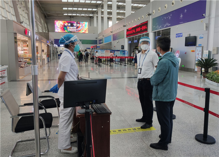 7月15日，金昌市金川區(qū)紀(jì)委監(jiān)委駐區(qū)委政法委紀(jì)檢監(jiān)察組在金昌機(jī)場監(jiān)督檢查疫情防控措施落實(shí)情況。王曉梅攝.jpg