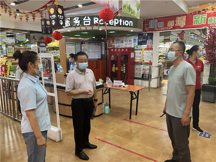 7月15日，酒泉市玉門市疫情防控督查組在隴商聯(lián)華超市監(jiān)督檢查疫情防控措施落實(shí)情況。 .jpg